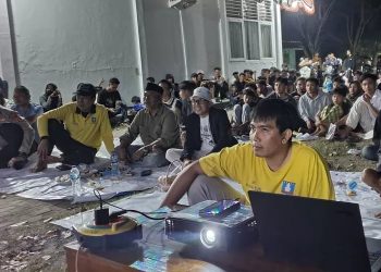 Camat carenang Arif Roikhan nobar bareng warga