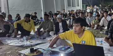 Camat carenang Arif Roikhan nobar bareng warga
