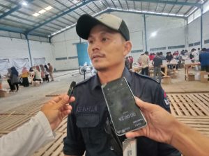 Sekertaris KPU Kabupaten Serang Ade Wahyudi Margono saat di wawancarai