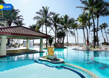 Hotel bintang lima memiliki kolam renang yang cukup besar untuk digunakan oleh para tamu yang menginap. Dok.(Tiket.com)