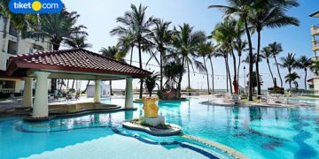 Hotel bintang lima memiliki kolam renang yang cukup besar untuk digunakan oleh para tamu yang menginap. Dok.(Tiket.com)