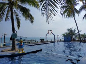 Allisa Resort hotel yang menawarkan kolam renang yang tak jauh dari pantai Dok.(Tiket.com)