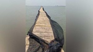 Tangkapan Layar Pemagaran jembatan yang membentang Perairan Laut di Wilayah Pesisir Tangerang