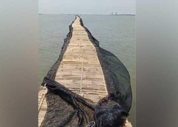 Tangkapan Layar Pemagaran jembatan yang membentang Perairan Laut di Wilayah Pesisir Tangerang