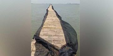 Tangkapan Layar Pemagaran jembatan yang membentang Perairan Laut di Wilayah Pesisir Tangerang