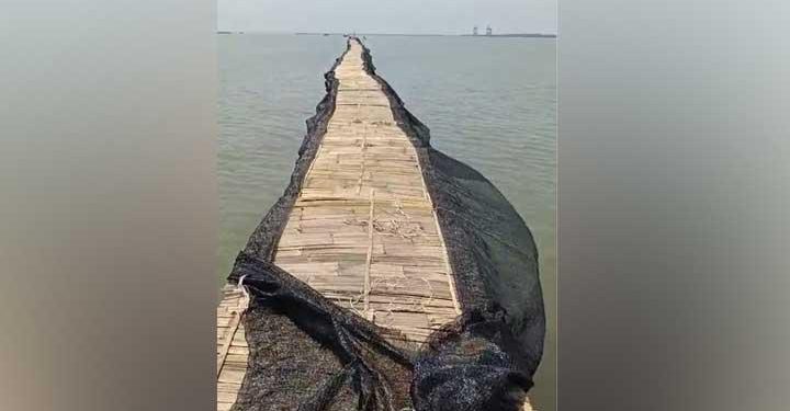 Tangkapan Layar Pemagaran jembatan yang membentang Perairan Laut di Wilayah Pesisir Tangerang