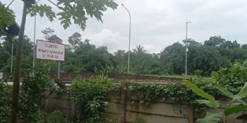 Jarak pintu tol Serang Panimbang dengan sekolah hanya berjarak kurang lebih 100 meter