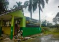 Kondisi bangunan SMPN 2 Cikuesal dengan kondisi memprihatinkan