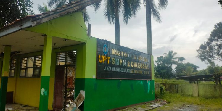 Kondisi bangunan SMPN 2 Cikuesal dengan kondisi memprihatinkan