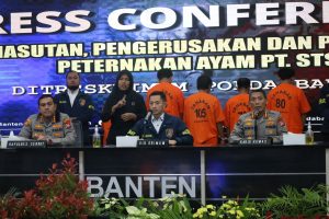 Dirreskrimum polda Banten kombes pol Dian Setyawan di dampingi Kabid Humas Kombes Pol Didik Haryadi serta Kapolres Serang Kota Kombes pol Yudha Satria saat menggelar Konferensi Pers terkait pembakaran kandang ayam di Padarincang