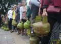 sejumlah warga mengantri untuk mendaotkan gas lpg 3kg
