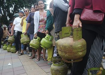sejumlah warga mengantri untuk mendaotkan gas lpg 3kg