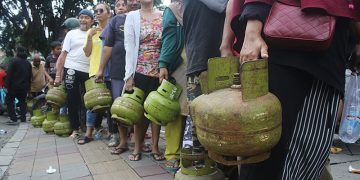 sejumlah warga mengantri untuk mendaotkan gas lpg 3kg