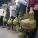sejumlah warga mengantri untuk mendaotkan gas lpg 3kg