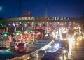 BeritaSatu Photo/Ruht Semiono
Pantauan Arus Mudik Tol Tangerang-Merak - Sejumlah kendaraan melintas di ruas Tol Tangerang-Merak, Kabupaten Tangerang, Banten, Rabu (27/4/2022). Astra Tol memprediksi puncak arus mudik lebaran Idul Fitri 1443 H di Tol Tangerang-Merak terjadi pada Jumat (29/4/2022) dengan perkiraan volume kendaraan mencapai 184.290 unit atau naik 17,8 persen.