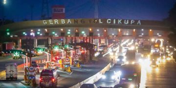 BeritaSatu Photo/Ruht Semiono
Pantauan Arus Mudik Tol Tangerang-Merak - Sejumlah kendaraan melintas di ruas Tol Tangerang-Merak, Kabupaten Tangerang, Banten, Rabu (27/4/2022). Astra Tol memprediksi puncak arus mudik lebaran Idul Fitri 1443 H di Tol Tangerang-Merak terjadi pada Jumat (29/4/2022) dengan perkiraan volume kendaraan mencapai 184.290 unit atau naik 17,8 persen.