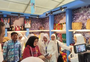 Stand UMKM Kabupaten Serang dikunjungi Tinawati Istri Gubernur Banten Andra Soni di Acara HUT Dekranas ke 45 di Balikpapan