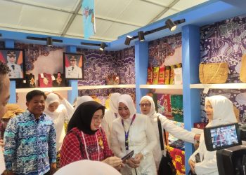 Stand UMKM Kabupaten Serang dikunjungi Tinawati Istri Gubernur Banten Andra Soni di Acara HUT Dekranas ke 45 di Balikpapan