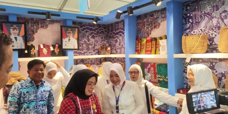 Stand UMKM Kabupaten Serang dikunjungi Tinawati Istri Gubernur Banten Andra Soni di Acara HUT Dekranas ke 45 di Balikpapan