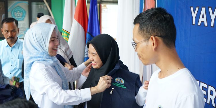 Bupati Serang Ratu Zakiyah saat melepas Kukerta Mahasiswa STIA Assalamiyah Jawilan. Dok. (Kominfo)