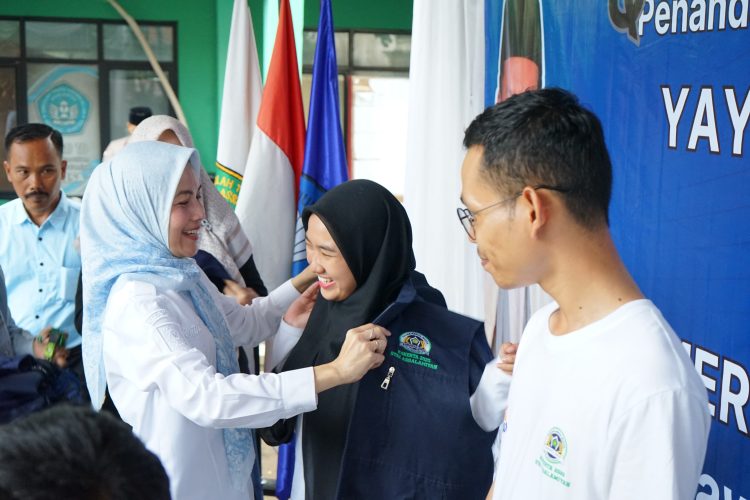 Bupati Serang Ratu Zakiyah saat melepas Kukerta Mahasiswa STIA Assalamiyah Jawilan. Dok. (Kominfo)