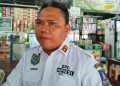 Kades Cemplang Agustani saat di wawancarai wartawan soal keterlibatanya dalam pengeroyokan Humas KLH dan Wartawan. dok. (Nurlan)