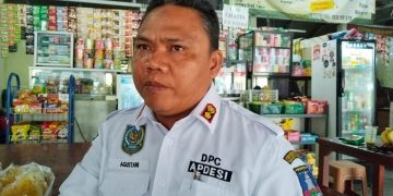 Kades Cemplang Agustani saat di wawancarai wartawan soal keterlibatanya dalam pengeroyokan Humas KLH dan Wartawan. dok. (Nurlan)