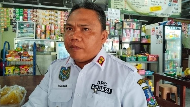 Kades Cemplang Agustani saat di wawancarai wartawan soal keterlibatanya dalam pengeroyokan Humas KLH dan Wartawan. dok. (Nurlan)