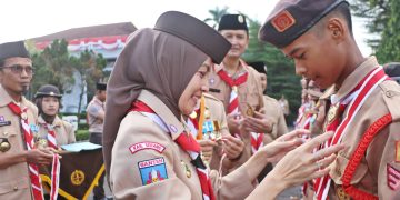 Pengukuhan 292 anak Pramuka Garuda Kwarcab secara simbolis oleh Bupati Serang Ratu Zakiyah. dok. (Kominfosatik)