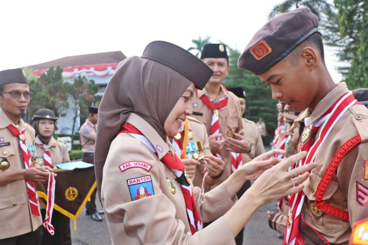 Pengukuhan 292 anak Pramuka Garuda Kwarcab secara simbolis oleh Bupati Serang Ratu Zakiyah. dok. (Kominfosatik)