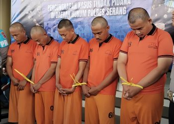 Lima tersangka pengeroyokan Humas KLH dan Wartawan di PT GRS Jawilan. Dok. (Nurlan)