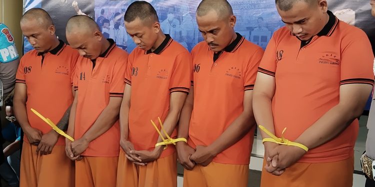 Lima tersangka pengeroyokan Humas KLH dan Wartawan di PT GRS Jawilan. Dok. (Nurlan)
