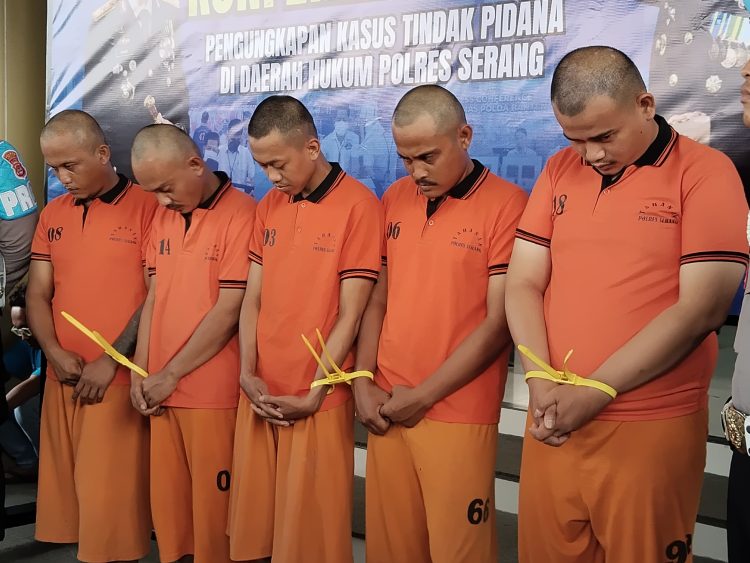 Lima tersangka pengeroyokan Humas KLH dan Wartawan di PT GRS Jawilan. Dok. (Nurlan)