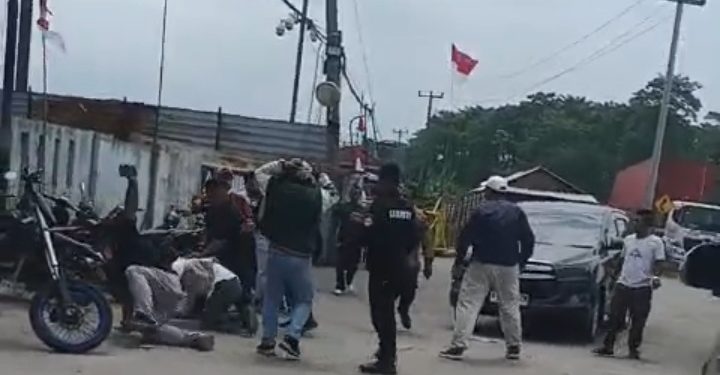 Sejumlah oknum security dan Ormas diduga mengeroyok humas KLH dan Wartawan. Dok. (Tangkapan layar)