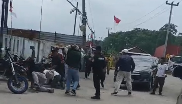Sejumlah oknum security dan Ormas diduga mengeroyok humas KLH dan Wartawan. Dok. (Tangkapan layar)