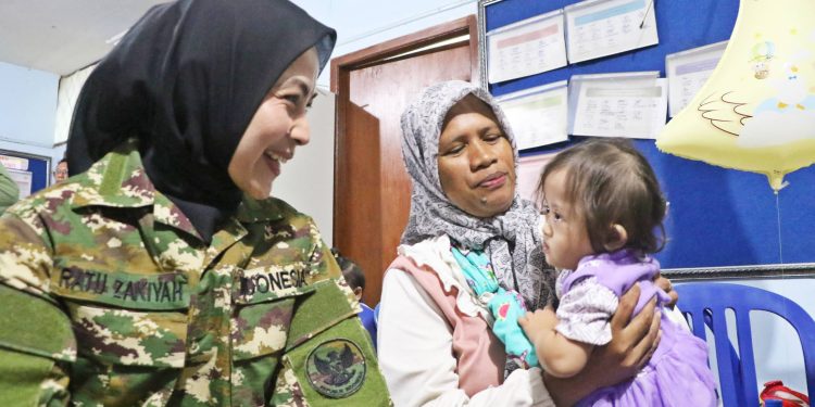 Bupati Serang Ratu Rachmatuzakiyah berdialog dengan pasien pastikan layanan puskesmas. Dok. (Istimewa)