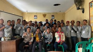 Sesi foto bersama pengurus dan pengelola BUMDes beserta narasumber. Dok. (Istimewa). 