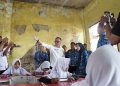 Bupati Serang Ratu Zakiyah meninjau SDN 01 Palamakan, Desa Pringulung, Kecamatan Bandung, Kabupaten Serang, yang kondisinya memprihatinkan. Dok. (Ist)