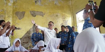 Bupati Serang Ratu Zakiyah meninjau SDN 01 Palamakan, Desa Pringulung, Kecamatan Bandung, Kabupaten Serang, yang kondisinya memprihatinkan. Dok. (Ist)