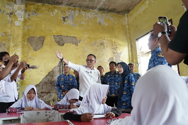 Bupati Serang Ratu Zakiyah meninjau SDN 01 Palamakan, Desa Pringulung, Kecamatan Bandung, Kabupaten Serang, yang kondisinya memprihatinkan. Dok. (Ist)