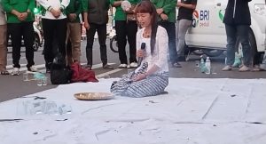 prosesi ruwatan bumi dan peletakan bunga dilakukan di satu titik di alun-alun Kota Serang. dok (Nurlan)