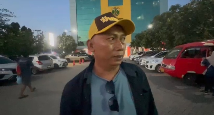 Paman Pasien Edi Haryanto saat menjelaskan kronologi kejadian kepada wartawan. Dok. (Walan.id)