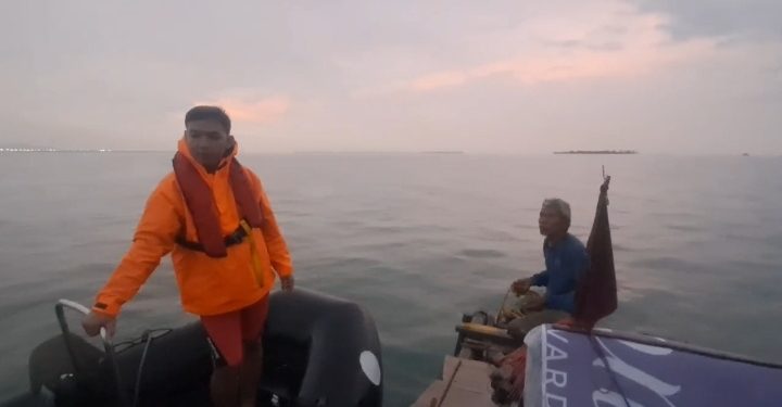 Basarnas berhasil selamatkan nelayan yang terbawa arus di perairan Bojonegara menggunakan perahu getek. Dok. (Istimewa)