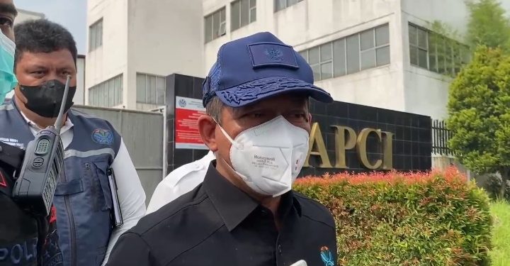 Menteri LH Hanif Faisol Nurofiq usai mendekontaminasi Terkait Sumber Radioaktif di Kawasan Modern Cikande Serang. Dok. (Nurlan)