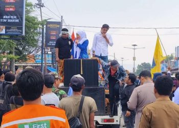 Warga Kramatwatu menggelar aksi dan blokir jalan memprotes truk ODOL. Dok. (Ist)