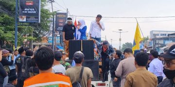 Warga Kramatwatu menggelar aksi dan blokir jalan memprotes truk ODOL. Dok. (Ist)