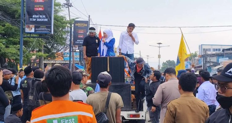 Warga Kramatwatu menggelar aksi dan blokir jalan memprotes truk ODOL. Dok. (Ist)