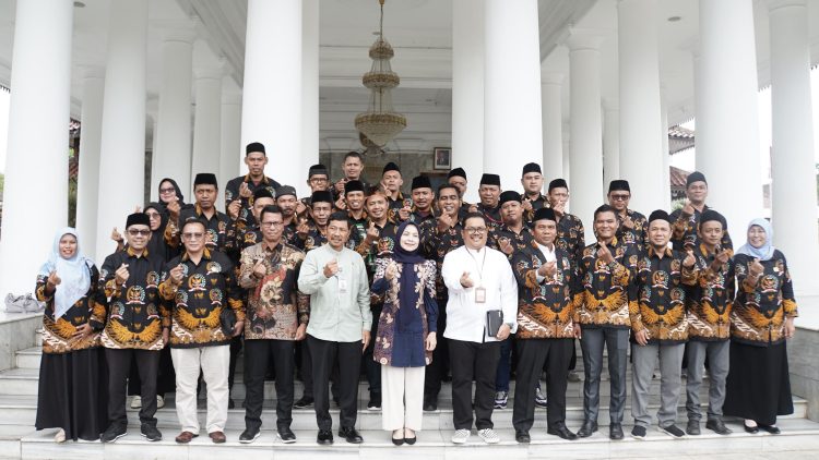 Bupati Serang Ratu Zakiyah dan Kadis DPMD Rudy Suhartono foto bersama PABPDSI Kabupaten Serang usai Audensi di Pendopo Bupati. dok (dokpim)