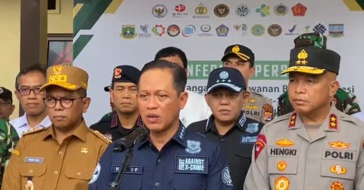 Menteri LH Hanif FAISOL Nurofiq saat Apel Kesiapsiagaan penanganan radioaktif di Halaman Polsek Cikande. Dok. (Ist)
