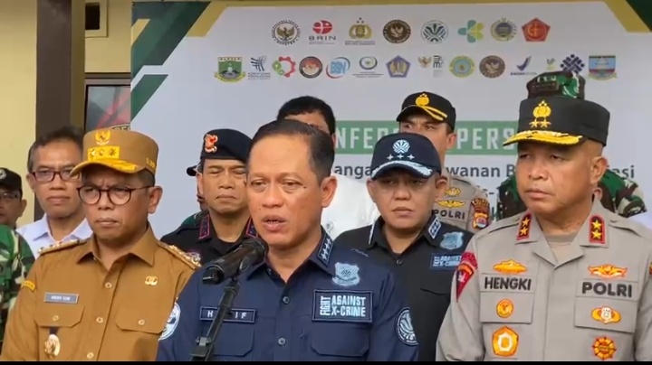 Menteri LH Hanif FAISOL Nurofiq saat Apel Kesiapsiagaan penanganan radioaktif di Halaman Polsek Cikande. Dok. (Ist)